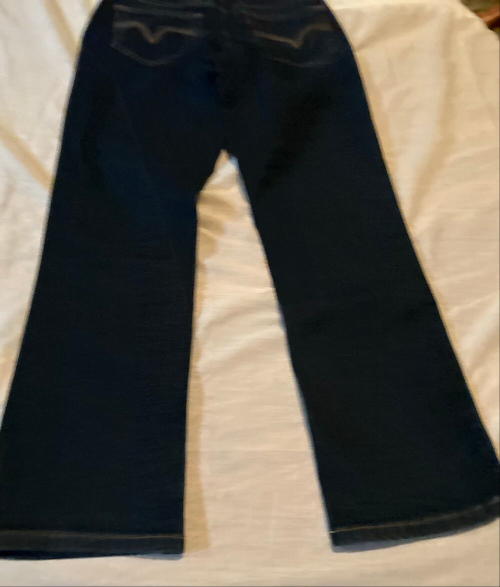 Levi signature mid rise boot leg 12 short  31/30